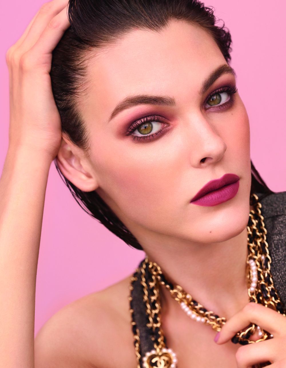 Vittoria Ceretti y su maquillaje en rosas y burdeos inspira los looks de maquillaje de ojos y labios de la temporada primavera verano 2020.