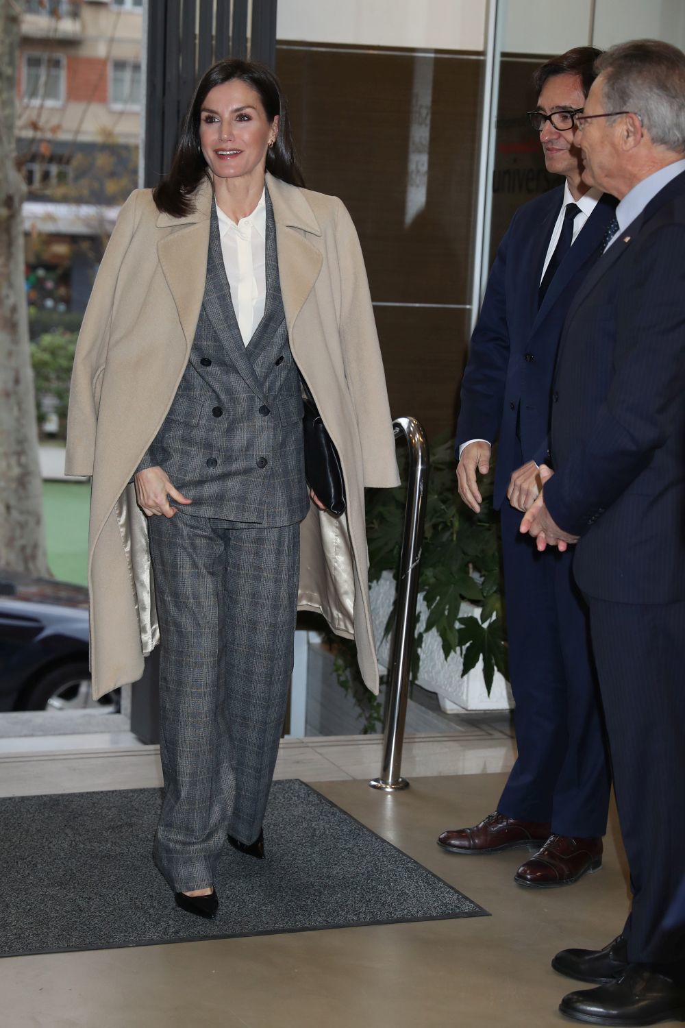 La reina Letizia con traje masculino.