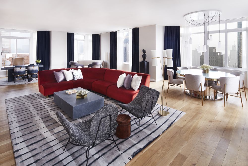 Las suites del The Conrad New York Midtown también cuentan con salones equipados con todos los lujos.