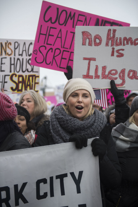 Charlize Theron participando en la "Women's March On Main".
