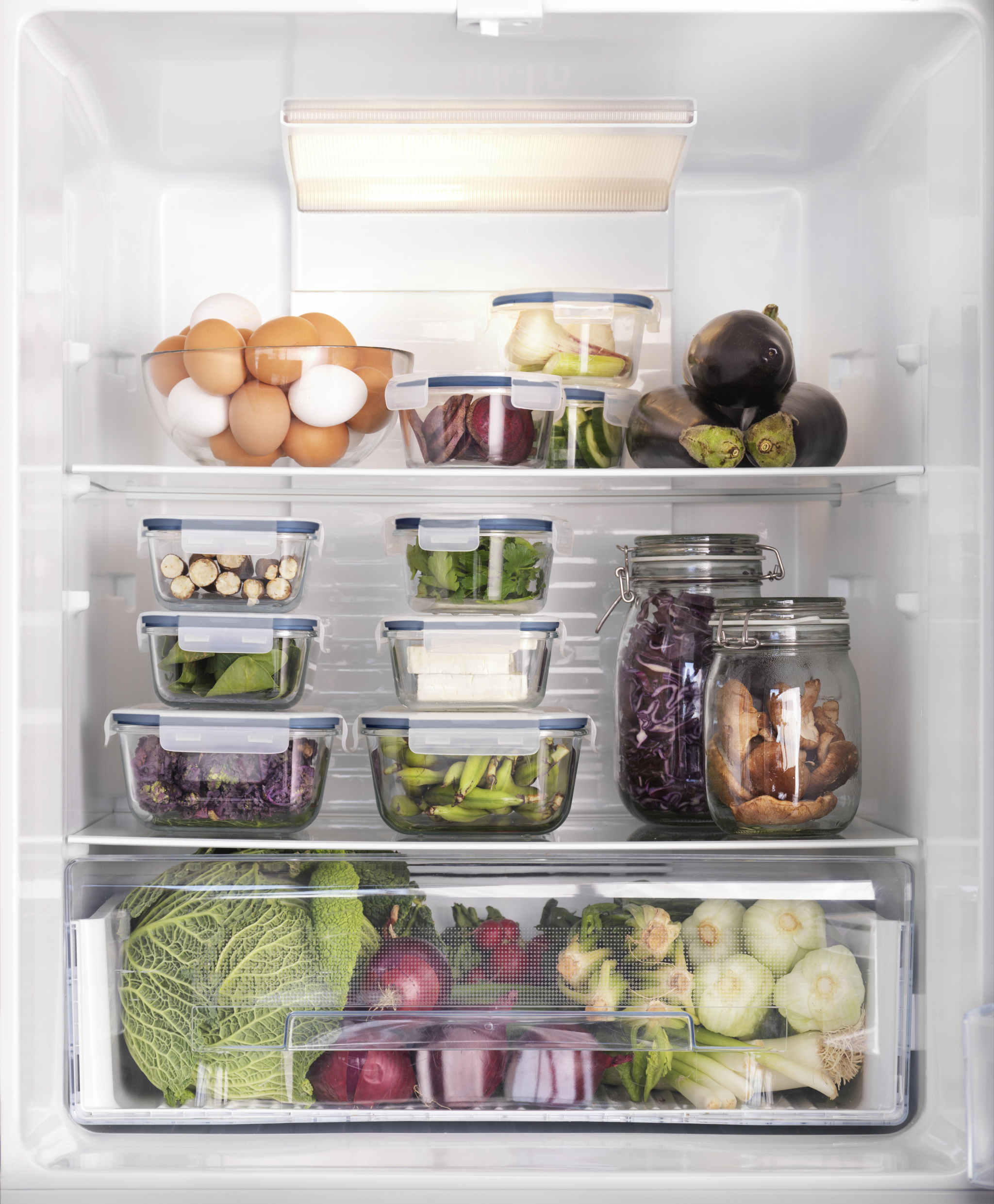 Llena tu frigorífico de frutas y verduras.
