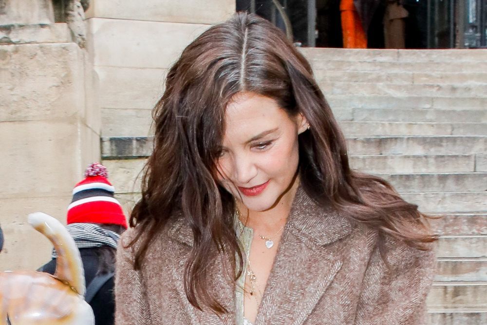 La actriz Katie Holmes ha dado una lección de elegancia con su melena gris incipiente.