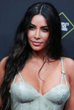 Kim Kardashian, luciendo su melena larga y llena de textura con ondas...