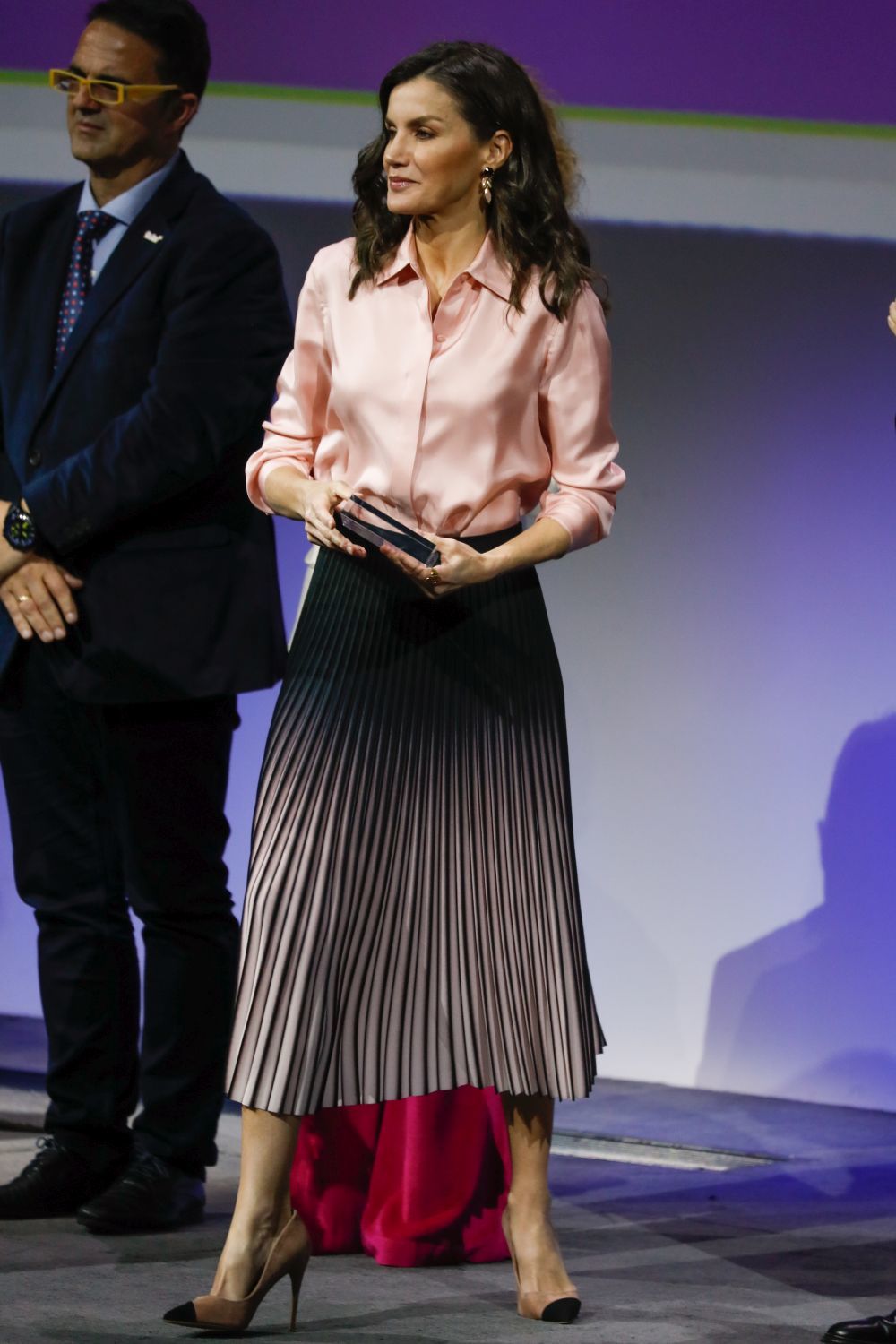 Hoy, la Reina Letizia con falda plisada.
