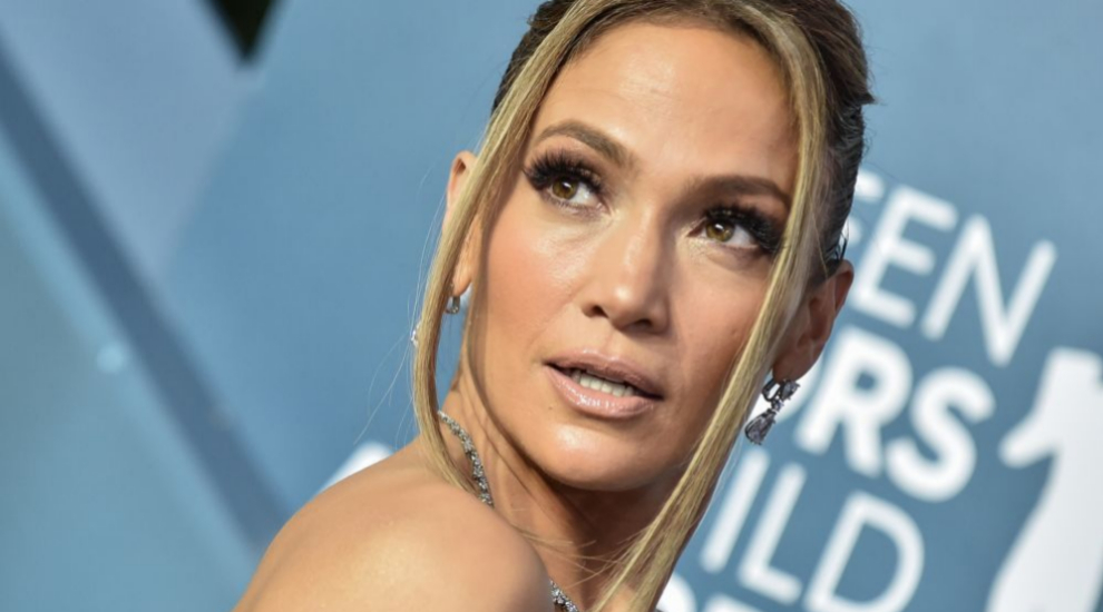 Jennifer Lopez vuelve a sorprender con la manicura tendencia que hace...