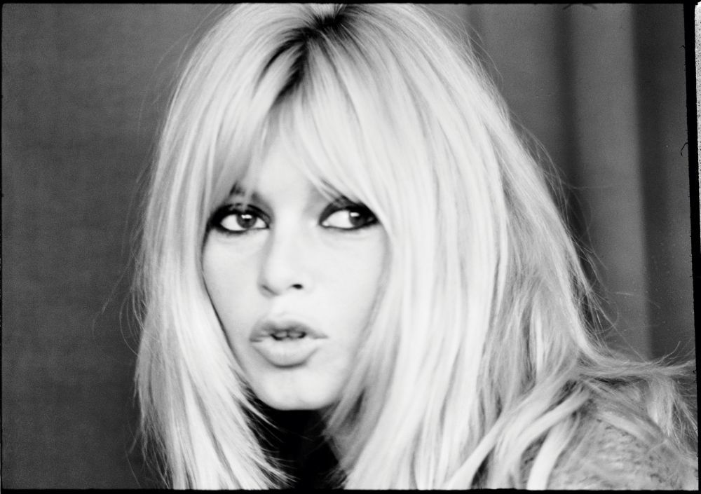 Brigitte Bardot ha sido la mejor embajadora del flequillo abierto y con capas de lo más favorecedor.