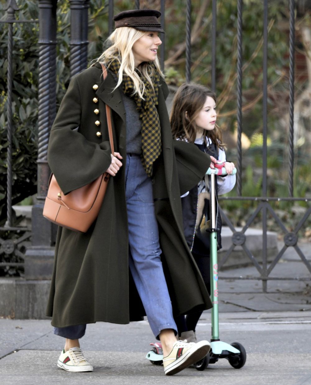 Sienna Miller paseando junto a su hija.