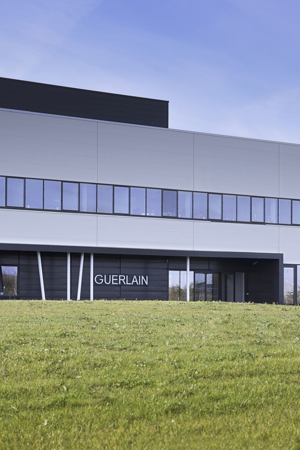 La Ruche, fábrica de Guerlain donde están fabricando gel hidroalcohólico para combatir el coronavirus.