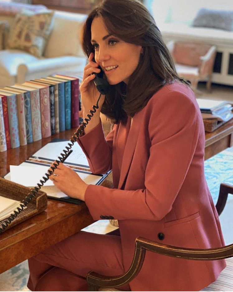 Kate Middleton teletrabajando en marzo de 2020 con sastre rosa.