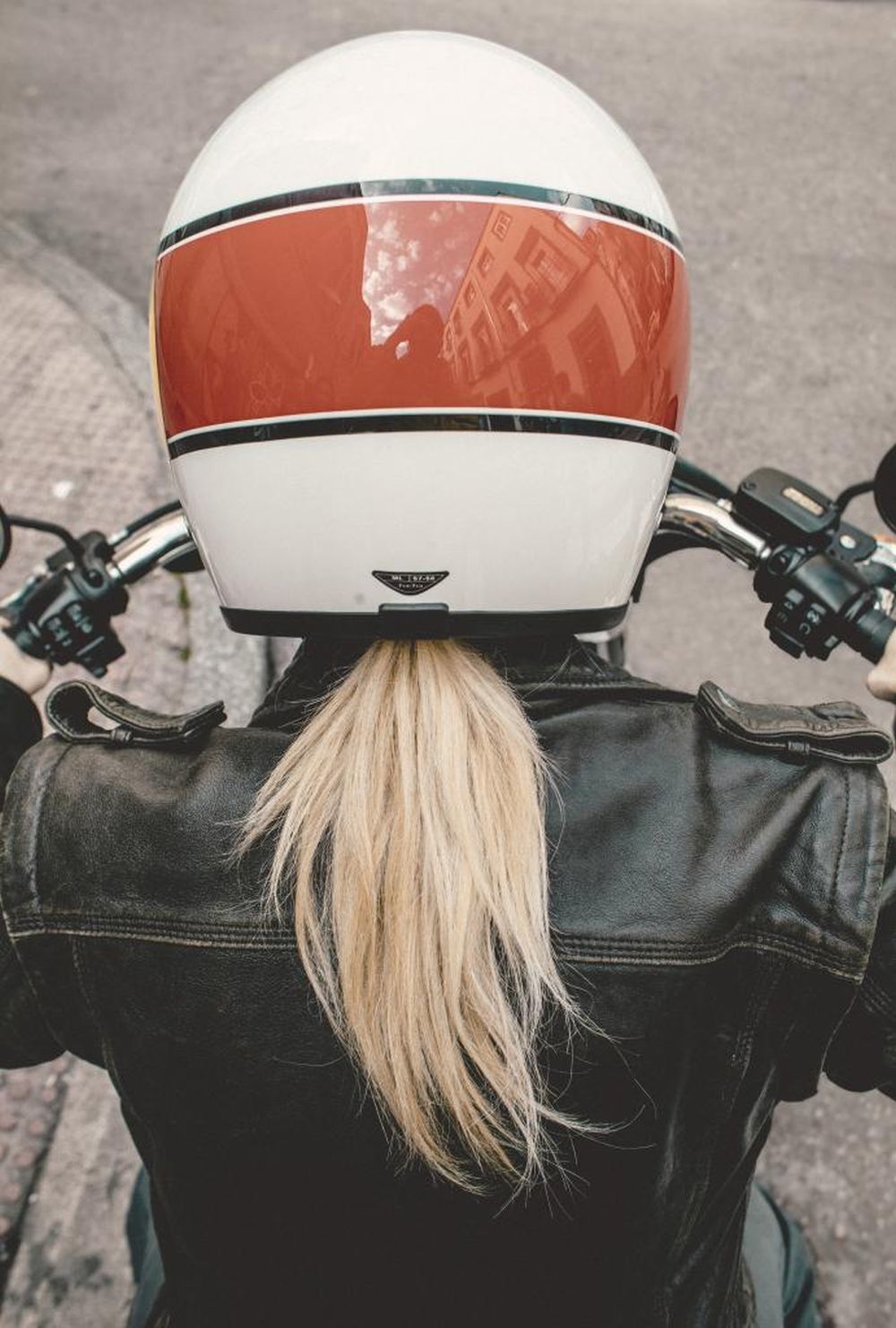 En verano de 2013  la ex poltica estuvo  a punto de perder  la vida en un grave accidente de moto.  En la foto, con casco AGV; chupa de cuero vintage. Moto: Harley Davidson Sport Glide.