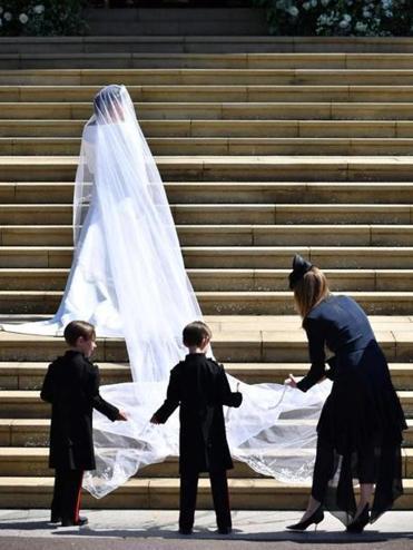 CLare Waight Keller colocando el vestido de novia de Meghan Markle.