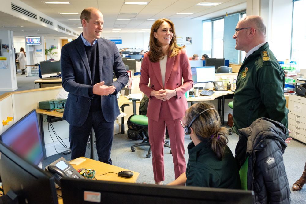 Los duques de Cambridge durante una visita a un centro de ambulancias.