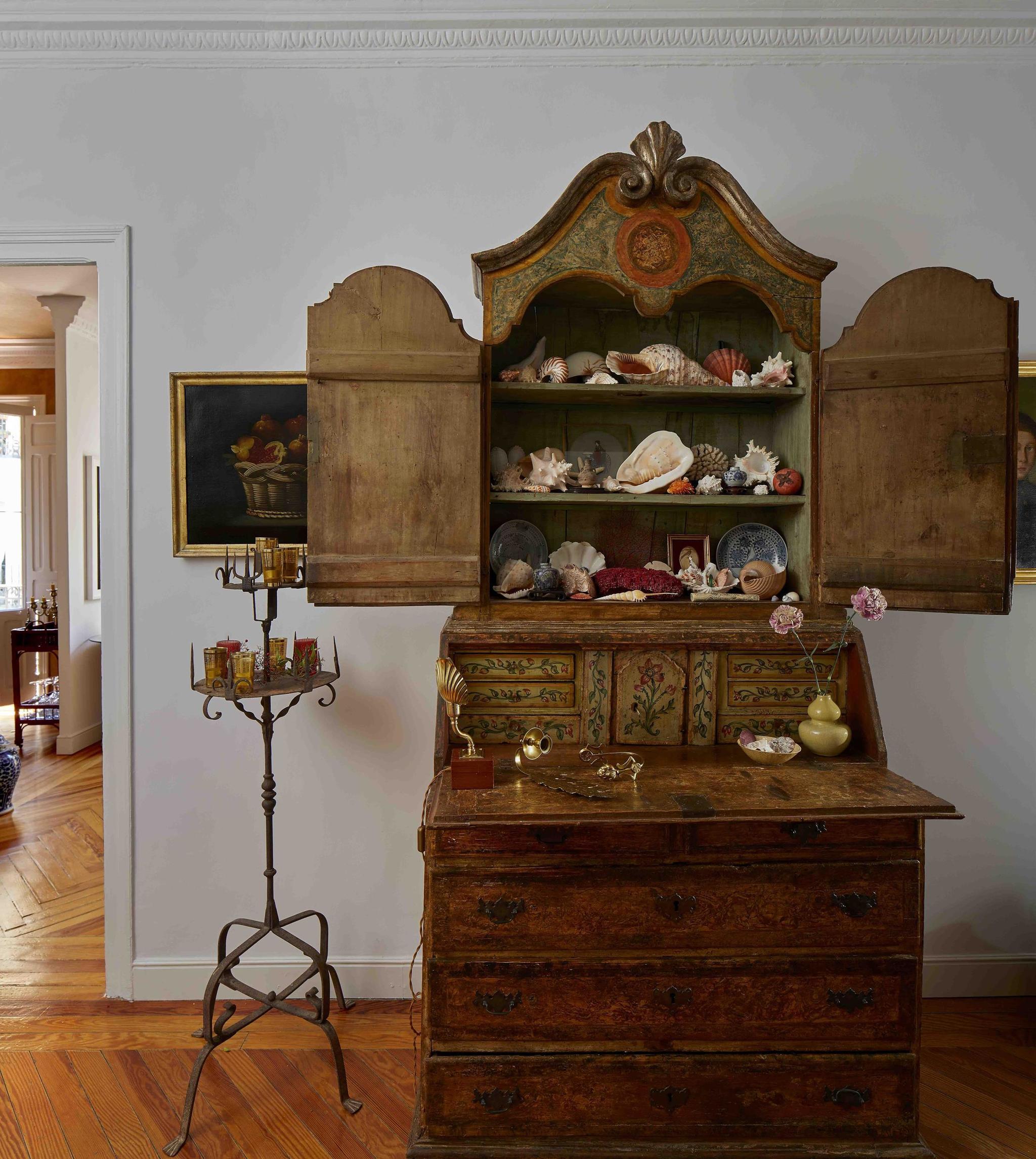 Mueble espaol del siglo XVIII, en el hall de la casa