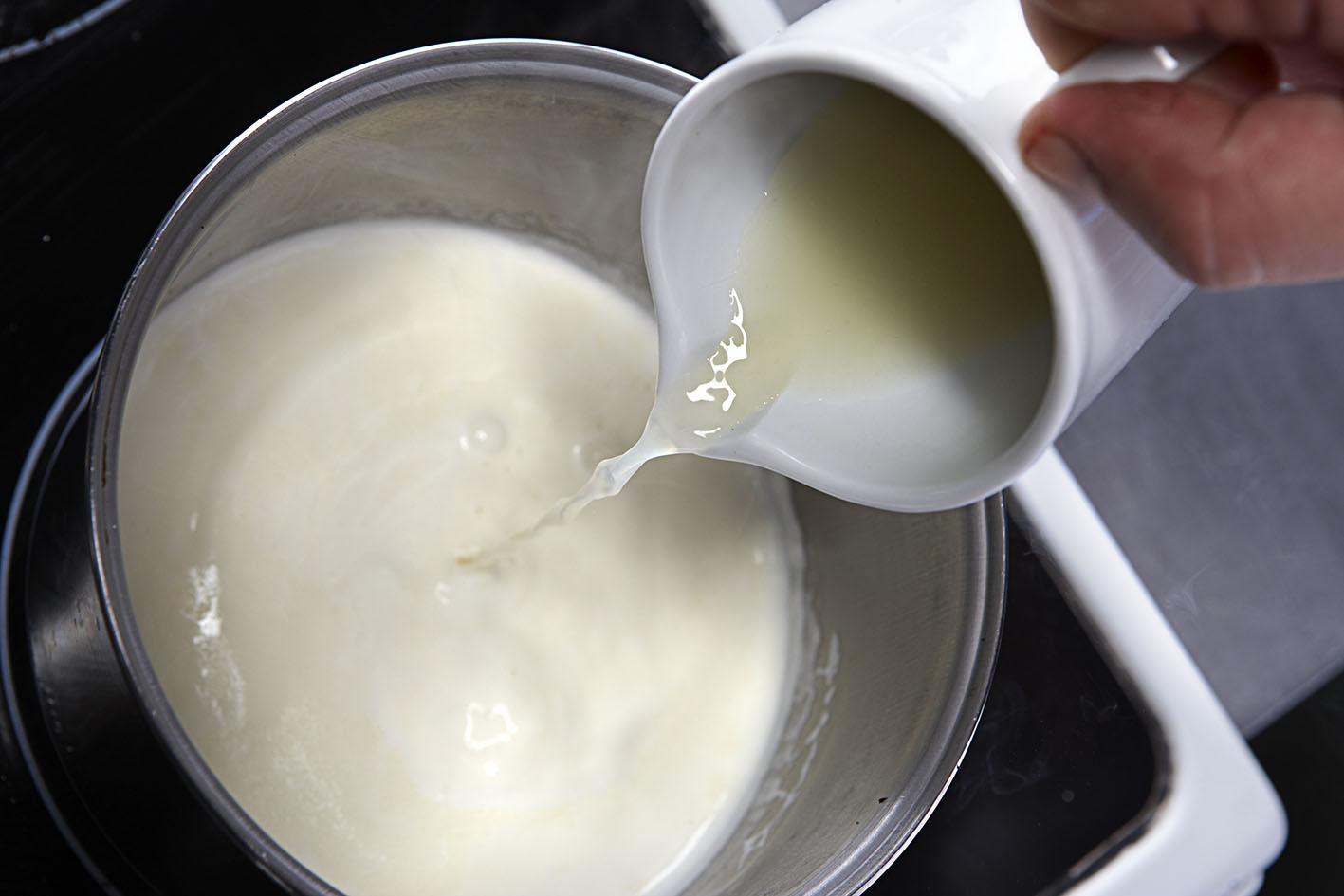 1. Mezclar los ingredientes para hacer la crema de limón.