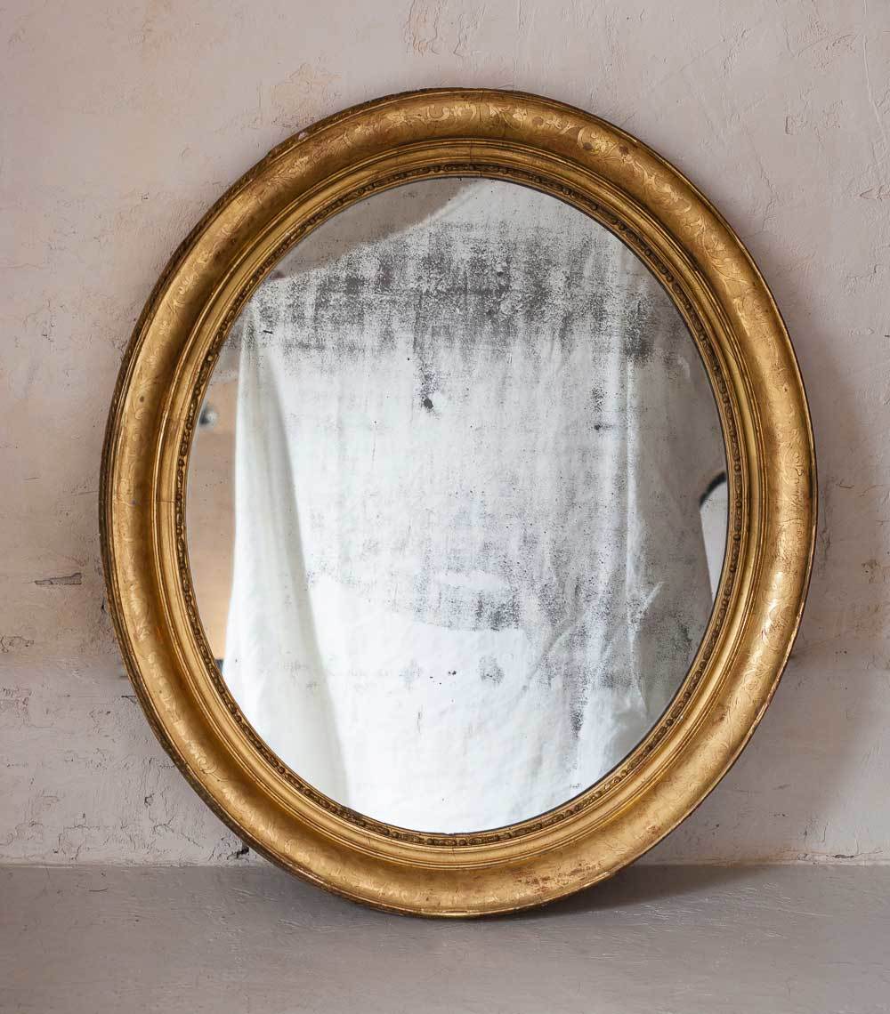 Las antigüedades incorporan el arte a tu paraiso haciéndola más especial. Este espejo francés de marco de madera dorada original es del SXIX. Rue Vintage.