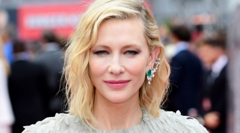 La actriz Cate Blanchett con un wavy bob que aprovecha su textura...