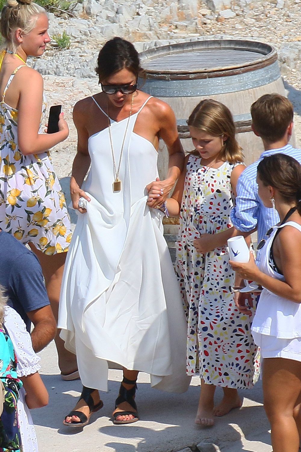 Victoria Beckham con un vestido blanco.