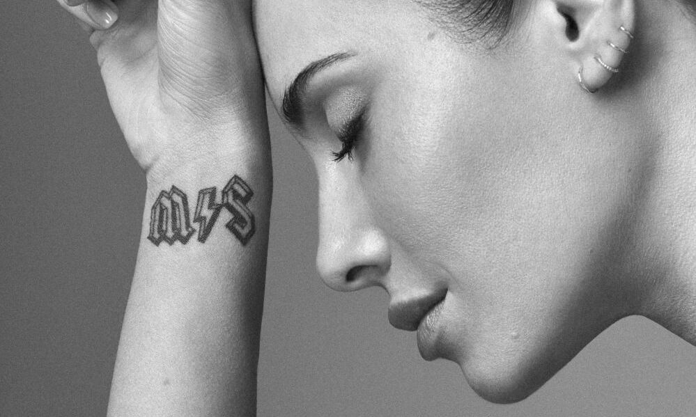 Las celebrities nos inspiran con sus mil y una versiones de mini tatuajes colocados en cualquier parte de su cuerpo.