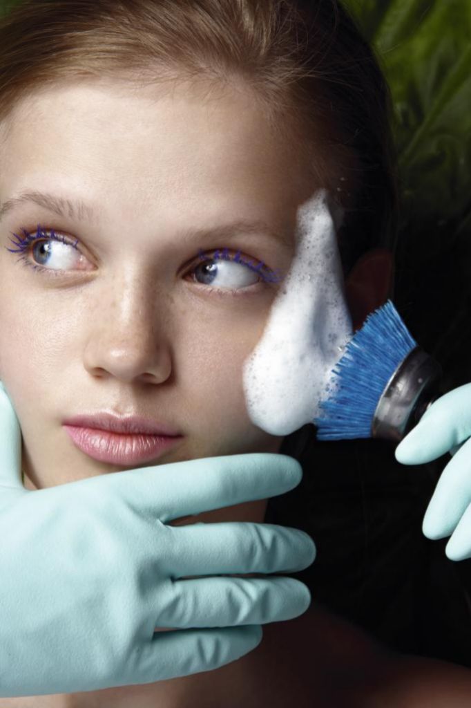 La piel se puede exfoliar por procedimientos externos o con productos tipo peeling, que penetran en la piel y estimulan su renovación.