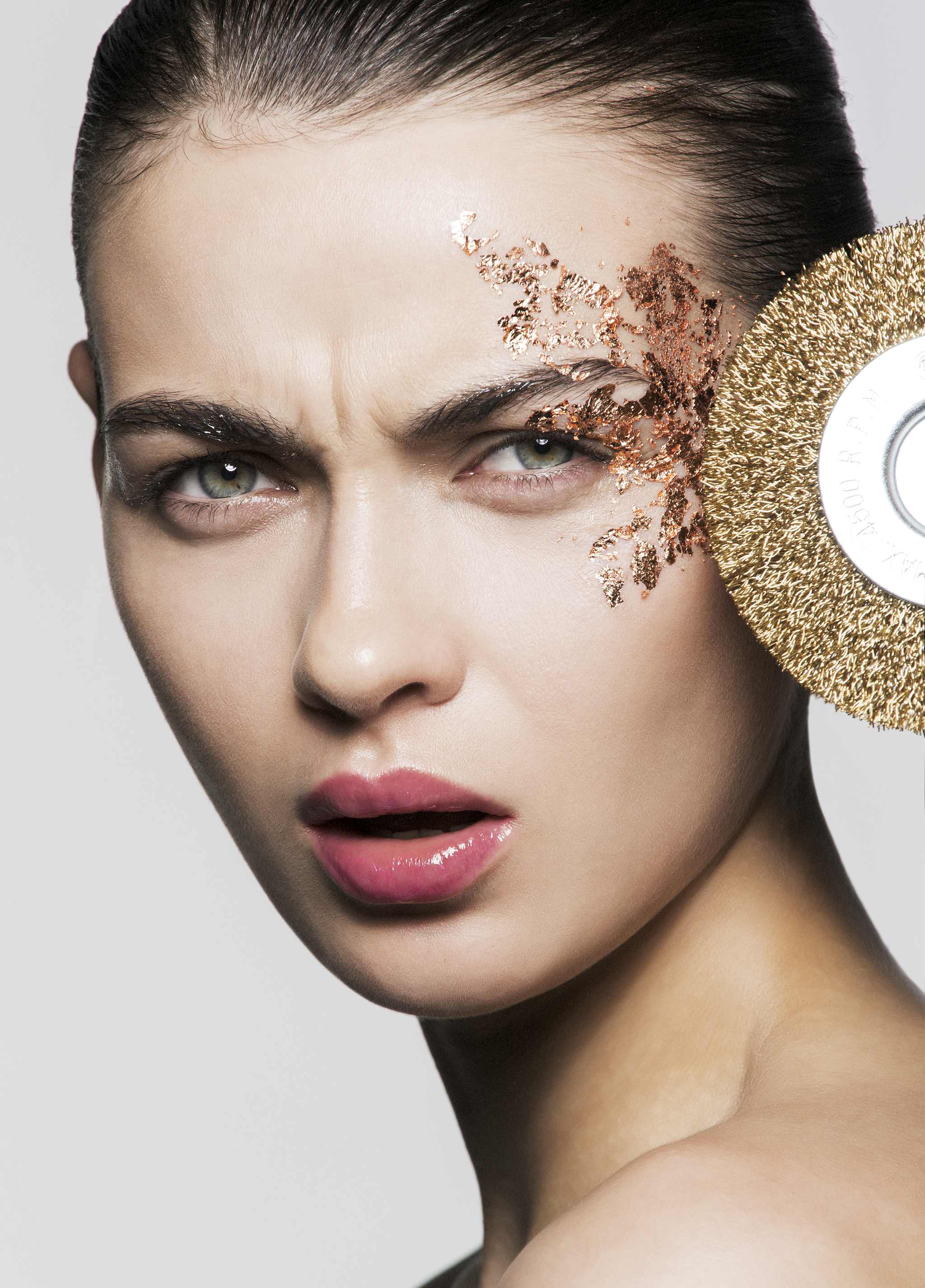 La limpieza facial con punta de diamante ayuda a rejuvenecer la piel y reducir los poros.