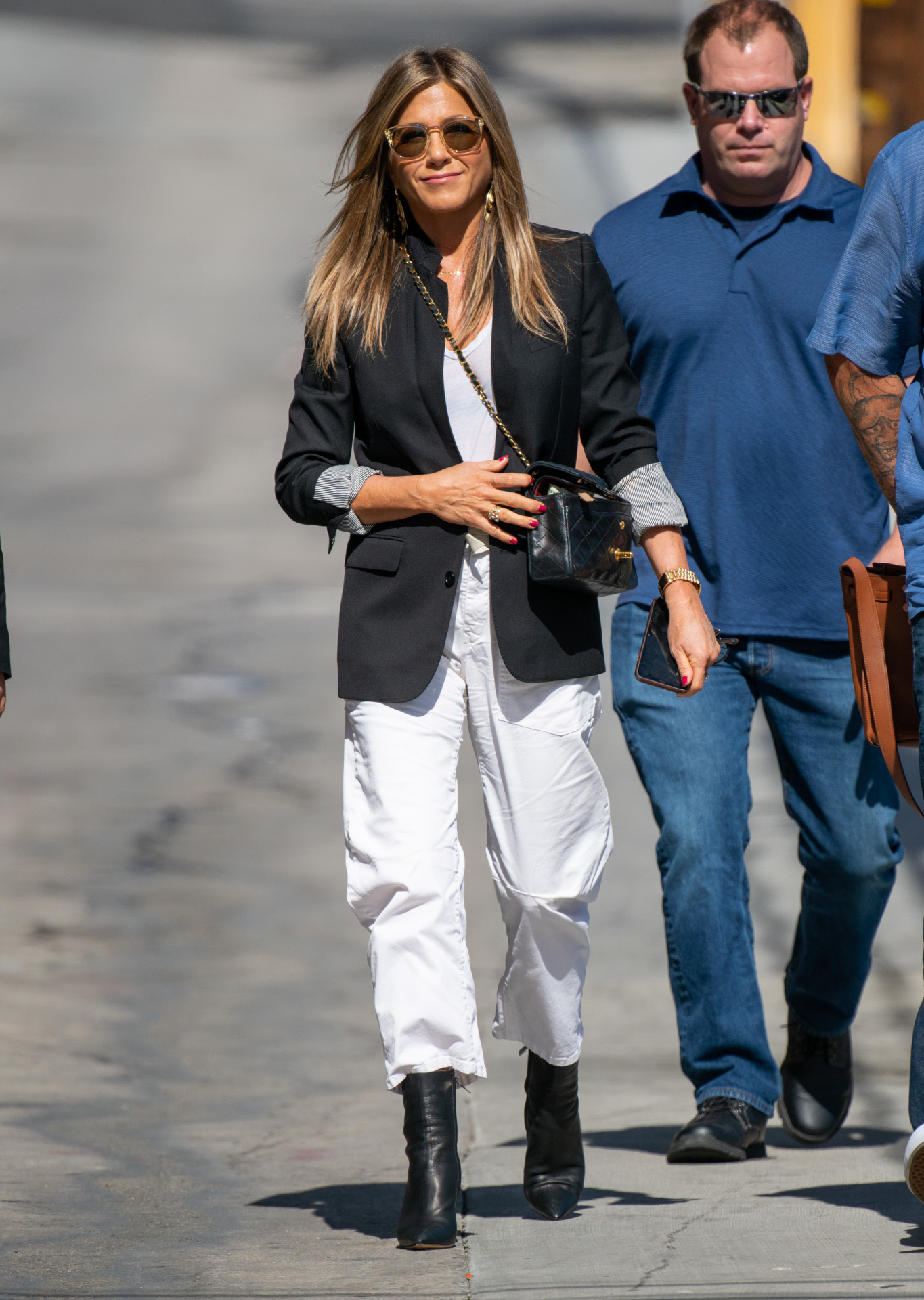 El look blanco y negro casual de Jennifer Aniston