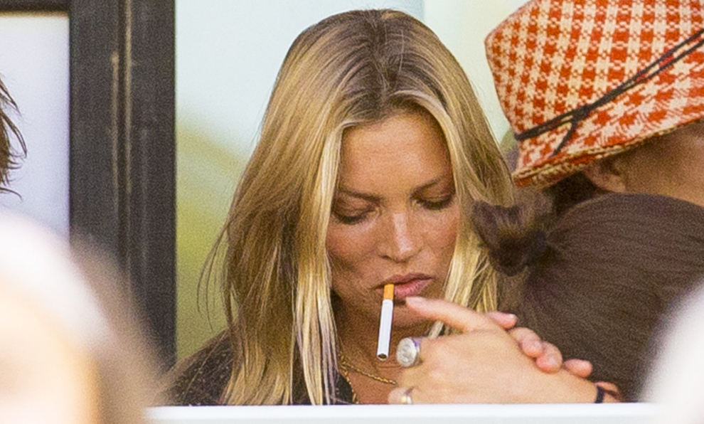 Kate Moss fumando.