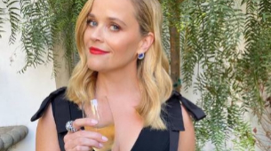 Reese Witherspoon, con una copa en la mano, anunciaba su presencia en...