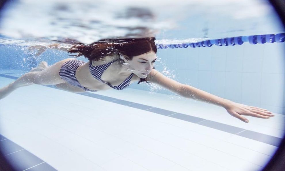 Desviación Piscina navegador Cómo adelgazar nadando: trucos para perder peso con la actividad  quemagrasas de menor impacto | Telva.com