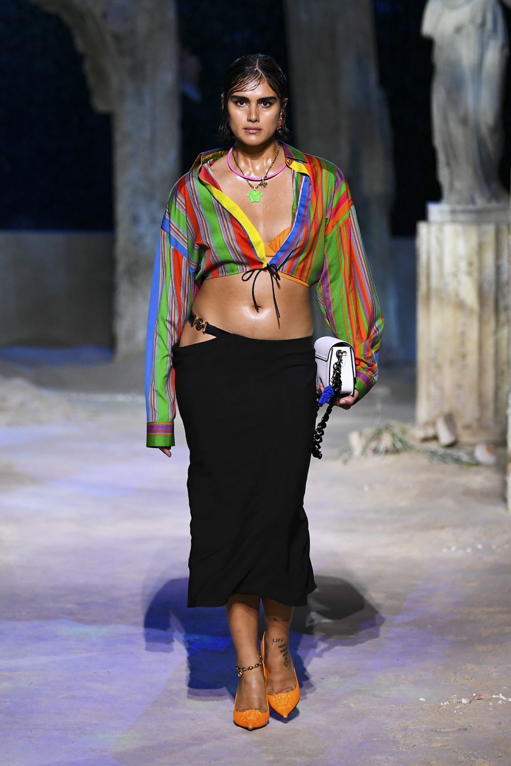 Jill Kortleve desfilando para Versace, colección primavera-verano 2021.