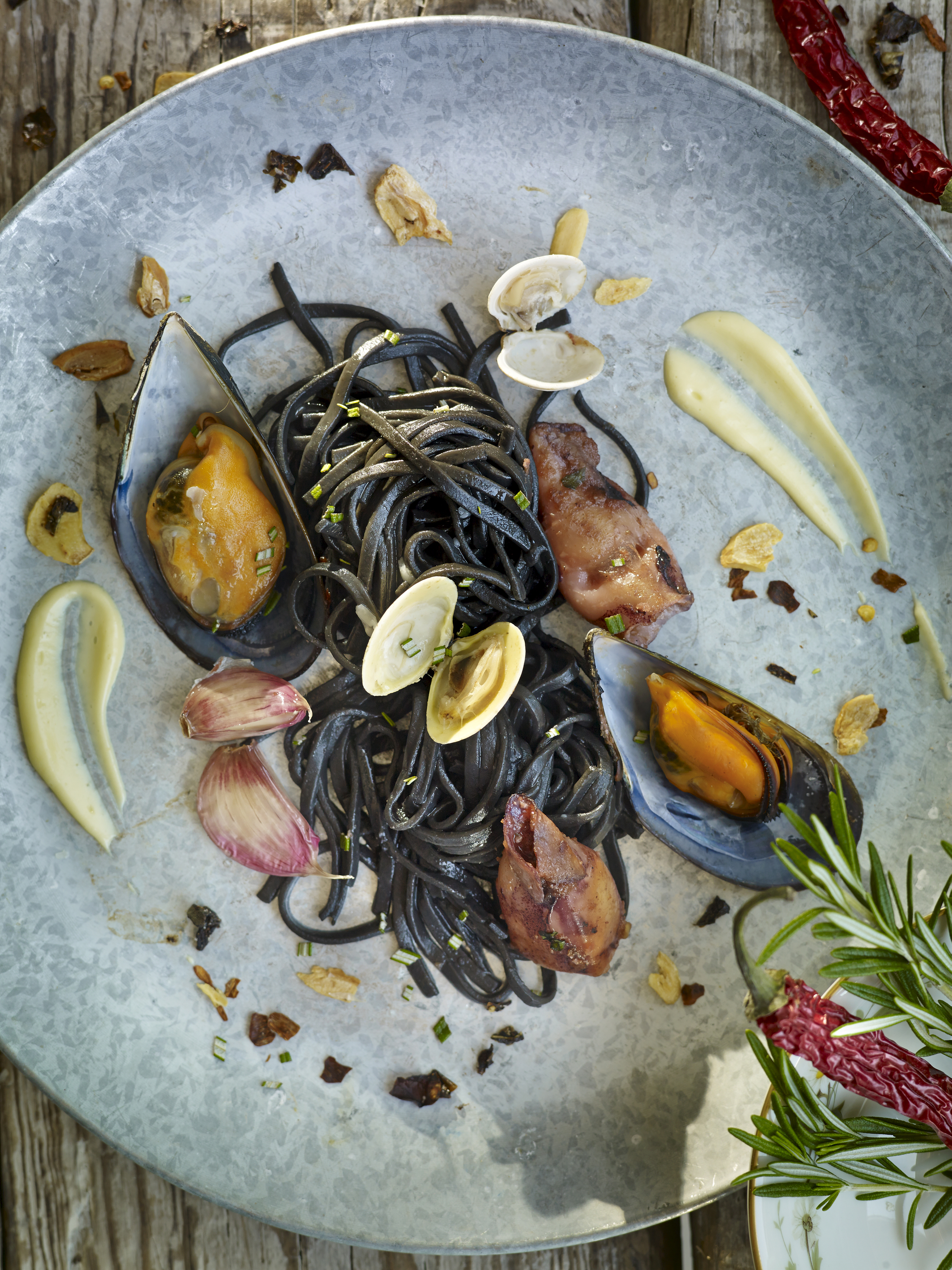 Linguini negro con mejillones, ajos y guindilla