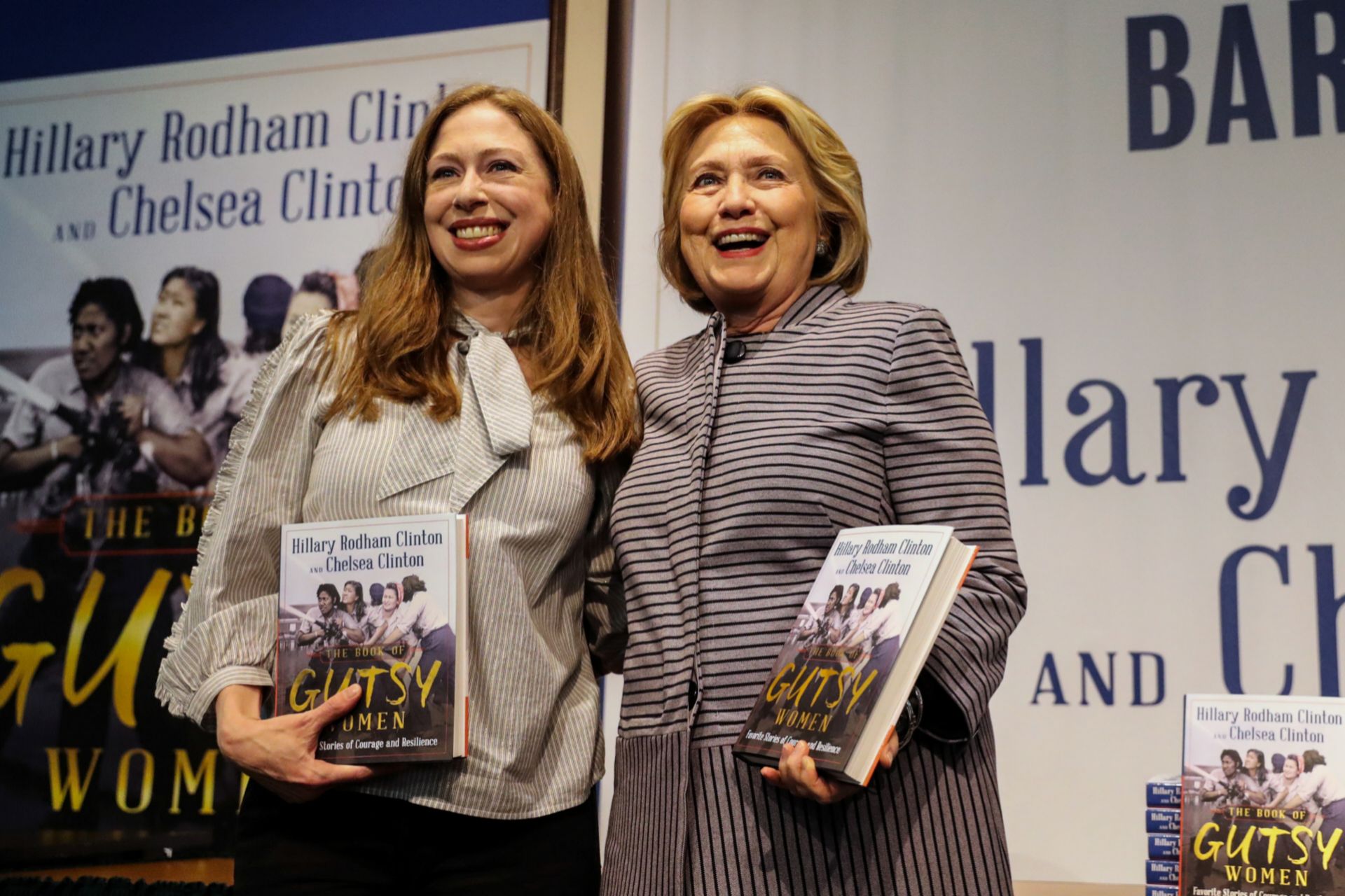 Chelsea y su madre Hillary en la presentación del libro Gutsy Women que escribieron juntas hace un año.