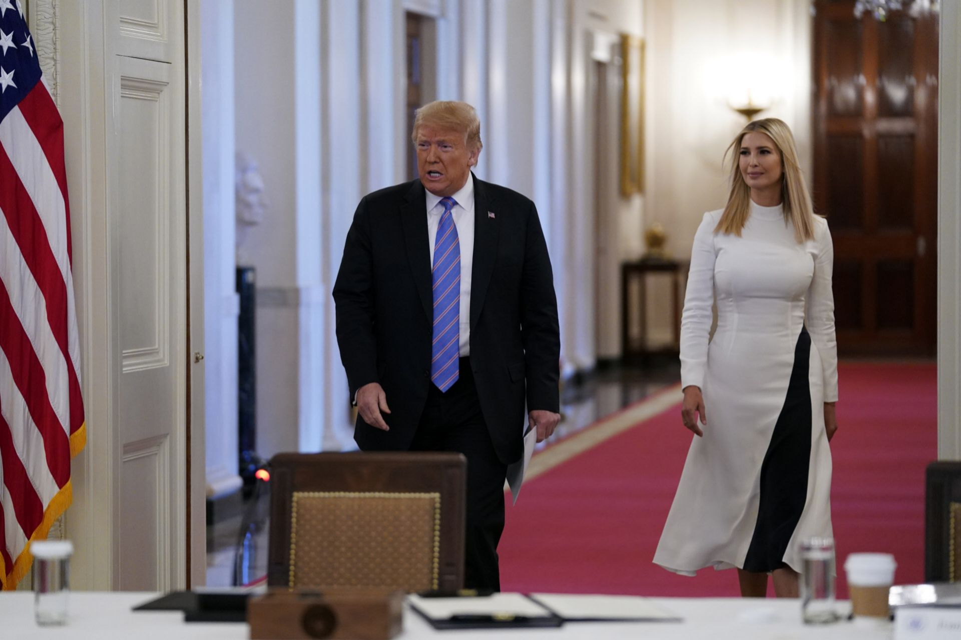 Ivanka Trump con su padre dirigiéndose a una conferencia en la Casa Blanca (2020).