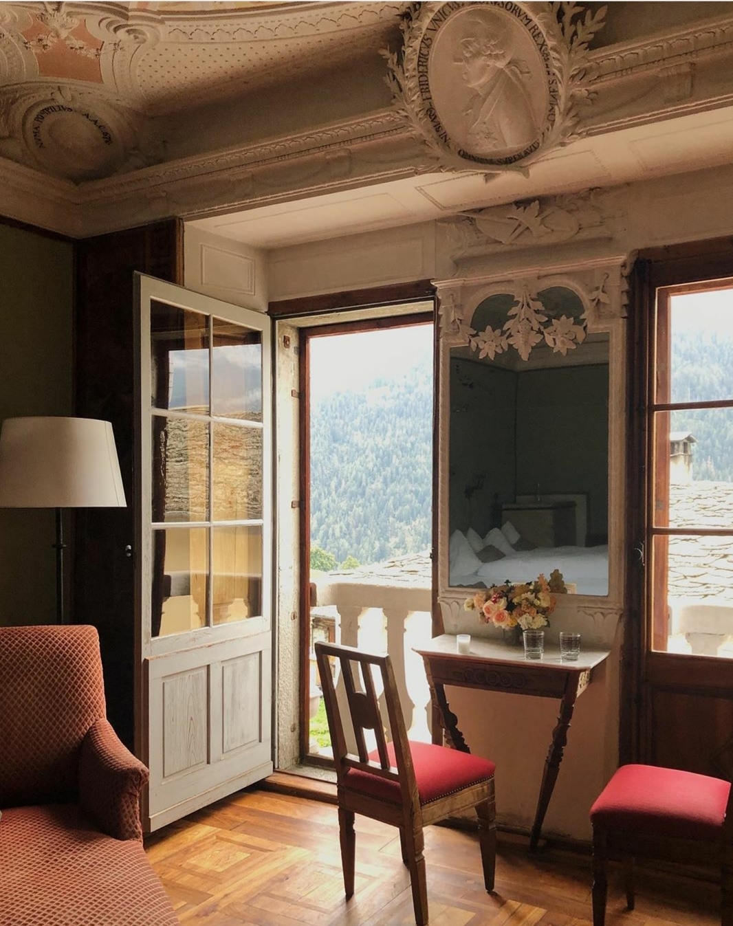 Interior del el histórico Hotel Palazzo Salis, construido en 1630, con sus 16 habitaciones encantadas y un acogedor restaurante. Foto: @amy_merrick.