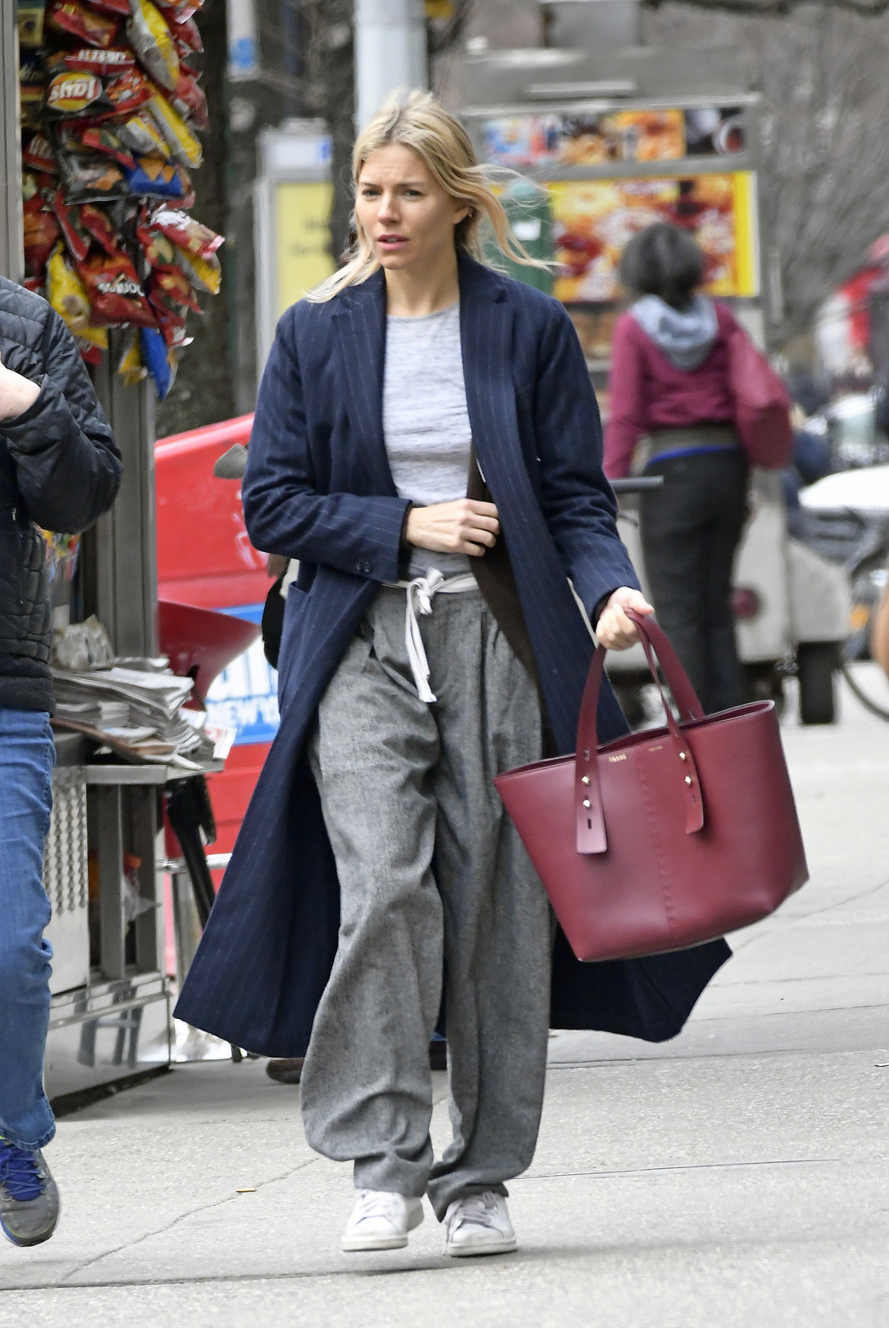 Los pantalones jogger se ha convertido en una de las prendas favoritas de Sienna Miller.