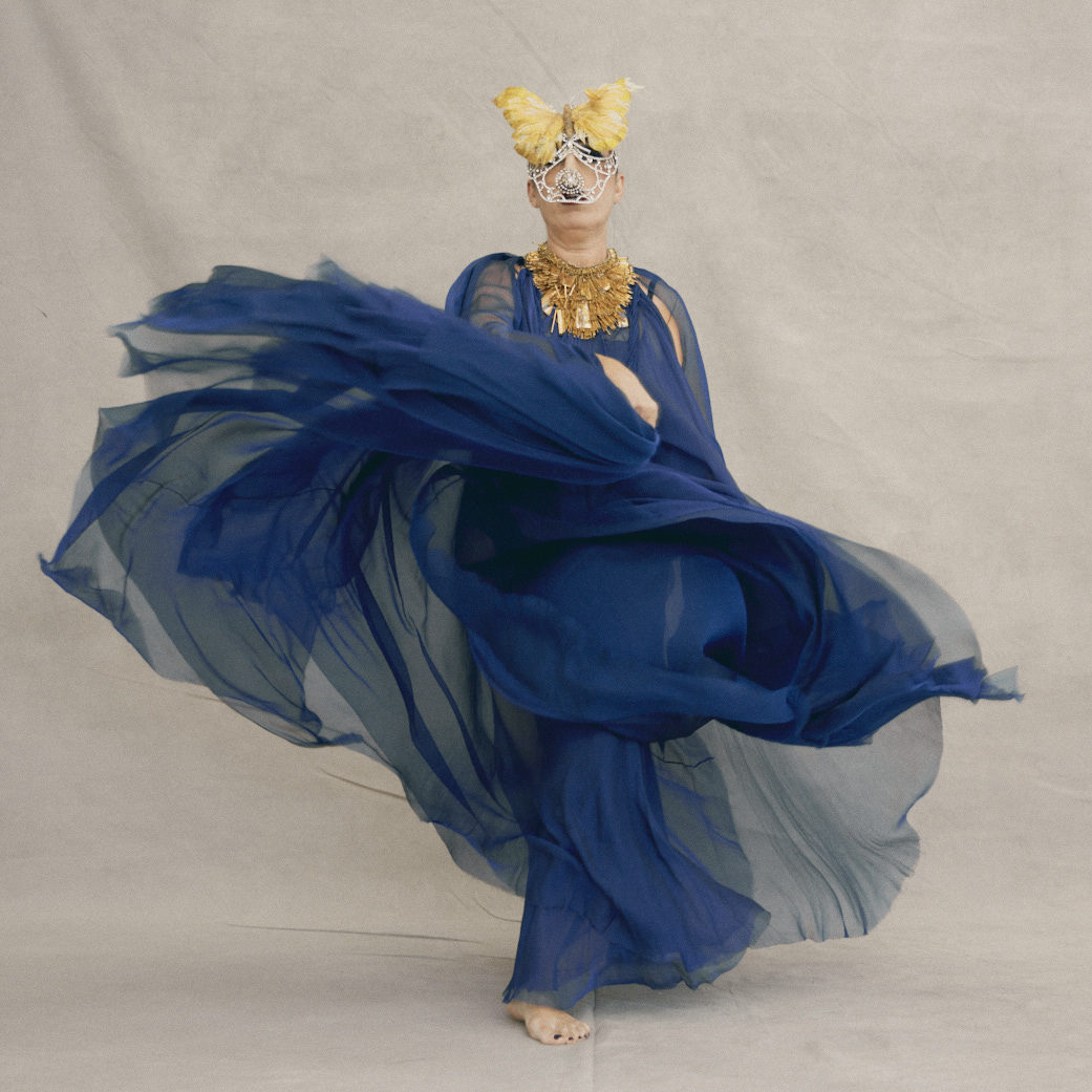 Vestido azul de gasa de seda de Jean Paul Gaultier, con máscara de Manuel Albarrán customizada por Rossy.