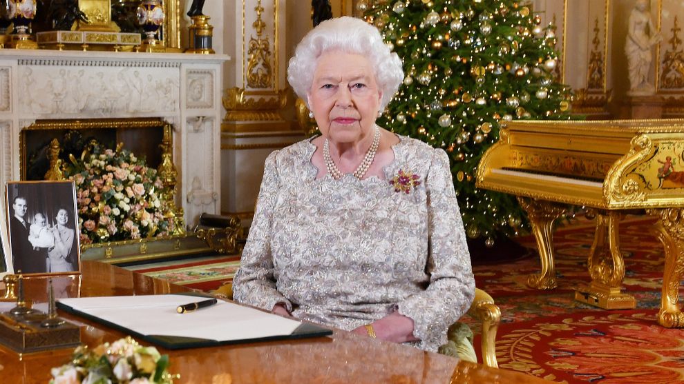 La reina Isabel II durante uno de sus tradicionales discursos...