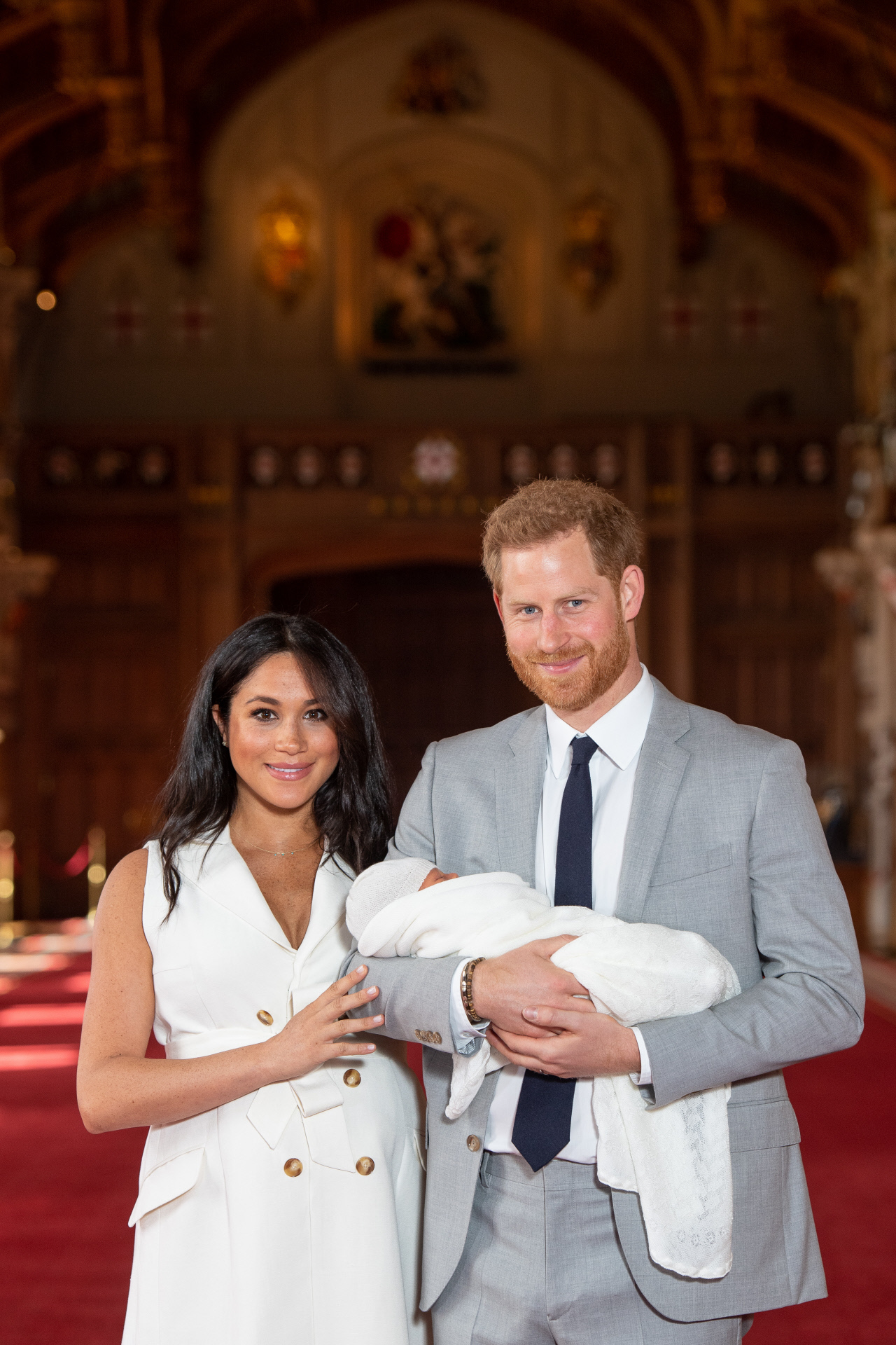 Meghan Markle y el príncipe Harry el día que presentaron a su hijo ante los medios.