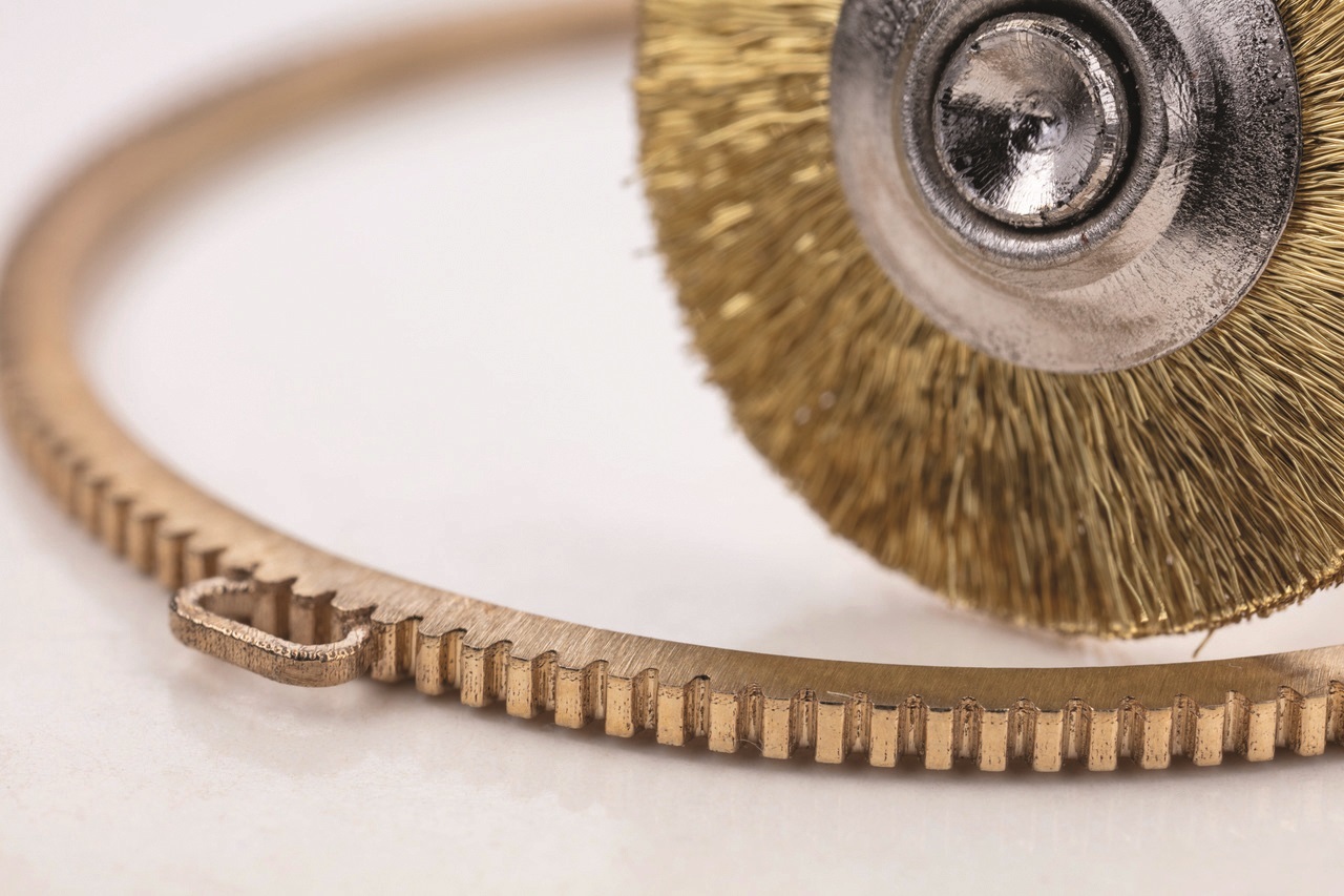 Las joyas de Marzio Milano reflejan la cultura relojera de Marzio Villa. Todas las piezas tienen un acabado en el diseo inspirado en la corona de un reloj.