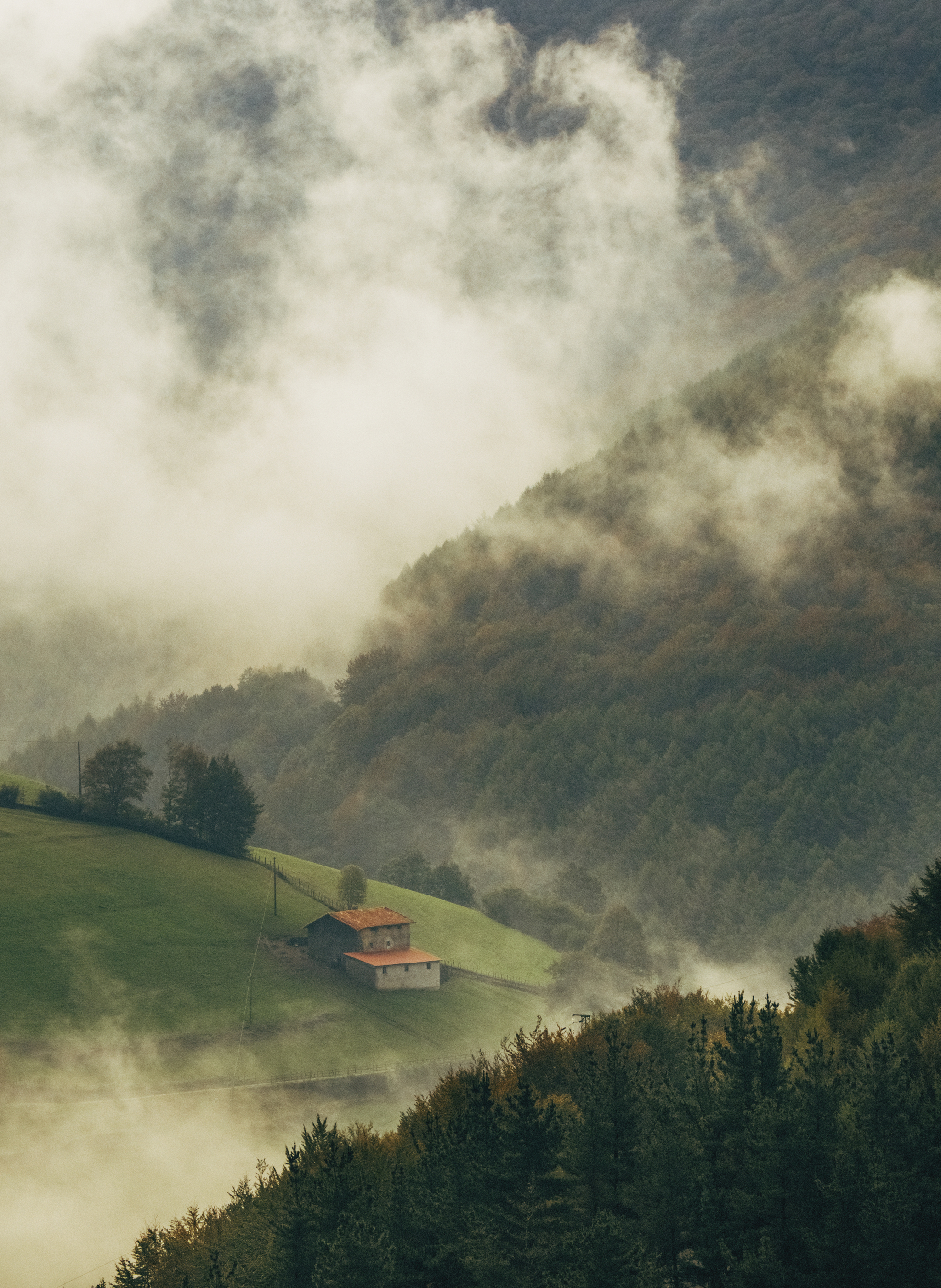 Paisajes del noroeste de Navarra. La niebla entra desde la montaña y cubre el caserío.