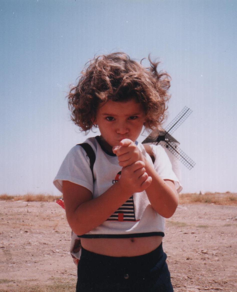 Ana Iris Simón de pequeña, en los famosos molinos de Don Quijote de la Mancha, en Campo de Criptana.