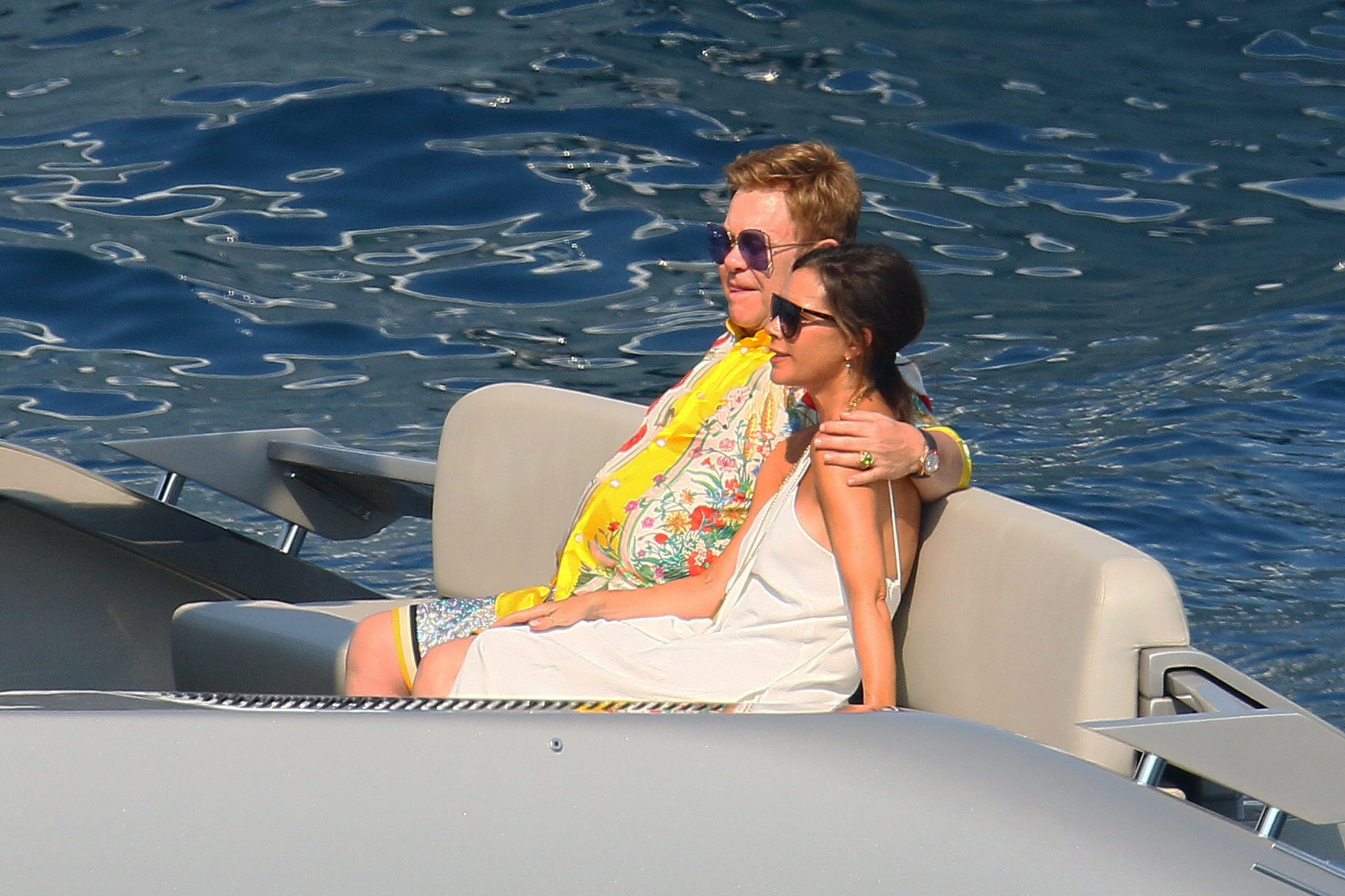 Victoria con su amigo Elton John en unas vacaciones en Cannes en agosto de 2019.