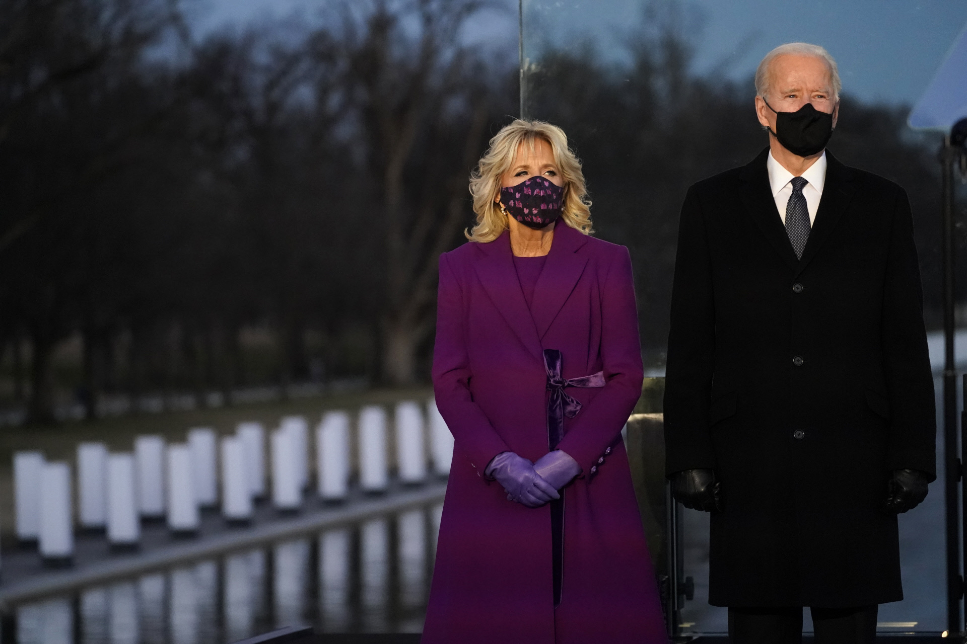 Joe Biden y Jill Biden en una homenaje a las víctimas del coronavirus.