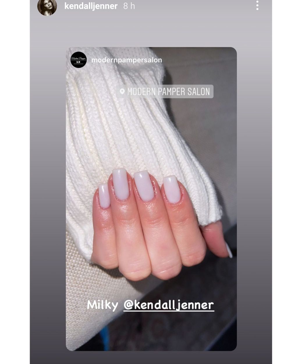 Kendall Jenner y sus uñas en blanco extralargas o Milky Nails de gel.