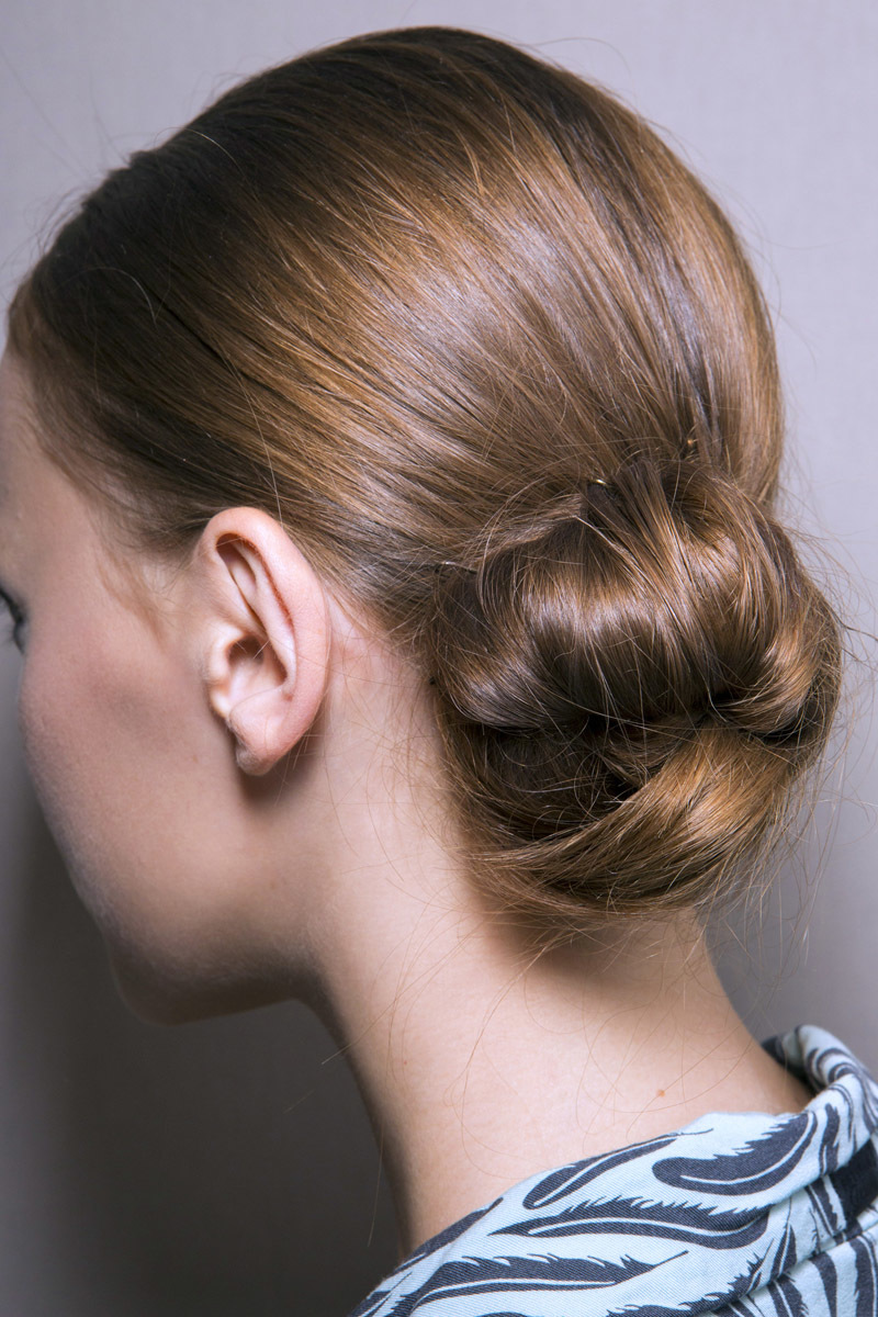 Moño lateral | Moños altos y bajos: los peinados que sirven para estar ...