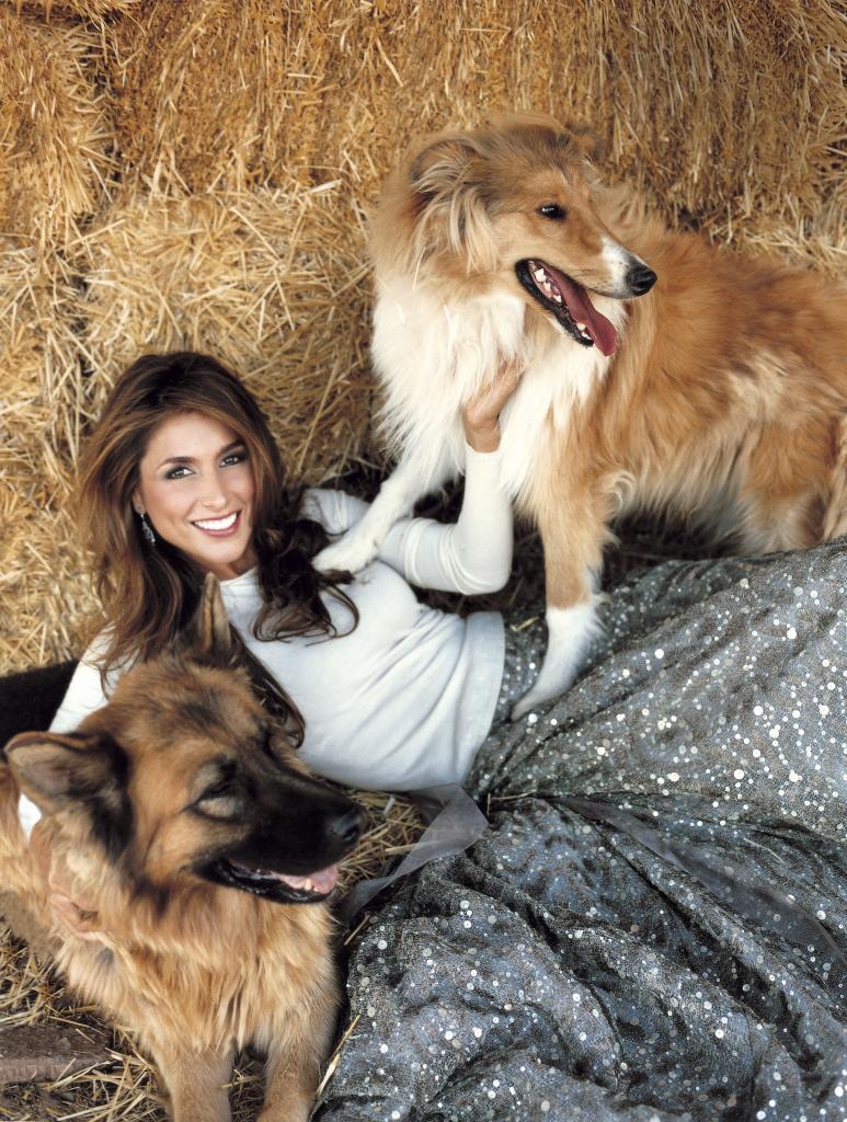 Paloma Cuevas con dos de sus perros.