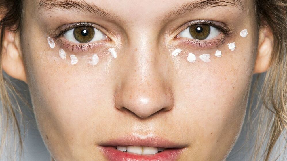 Incorpora estos contornos de ojos a tu ritual de cuidados diarios de la piel para notarte la zona de los ojos con un aspecto más descansado, al menos por fuera.