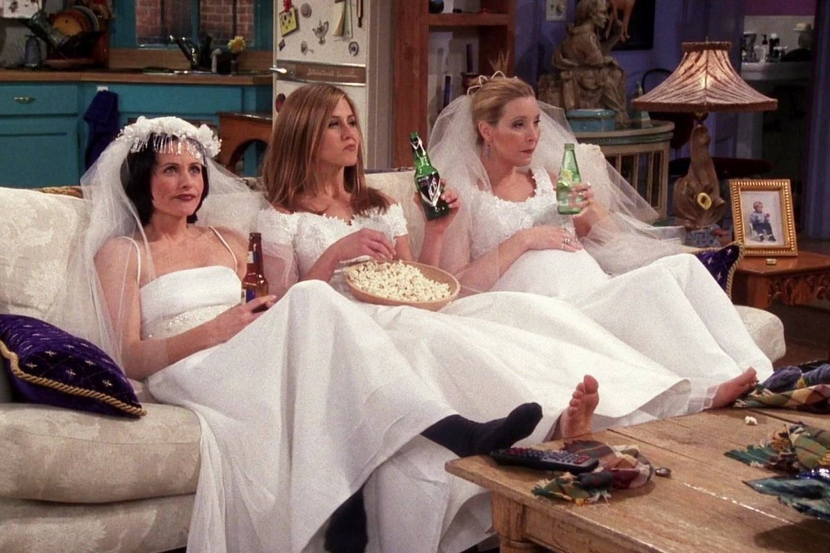 En "Friends", la amistad entre los personajes femeninos (Monica, Rachel y Phoebe) es fundamental en la trama.