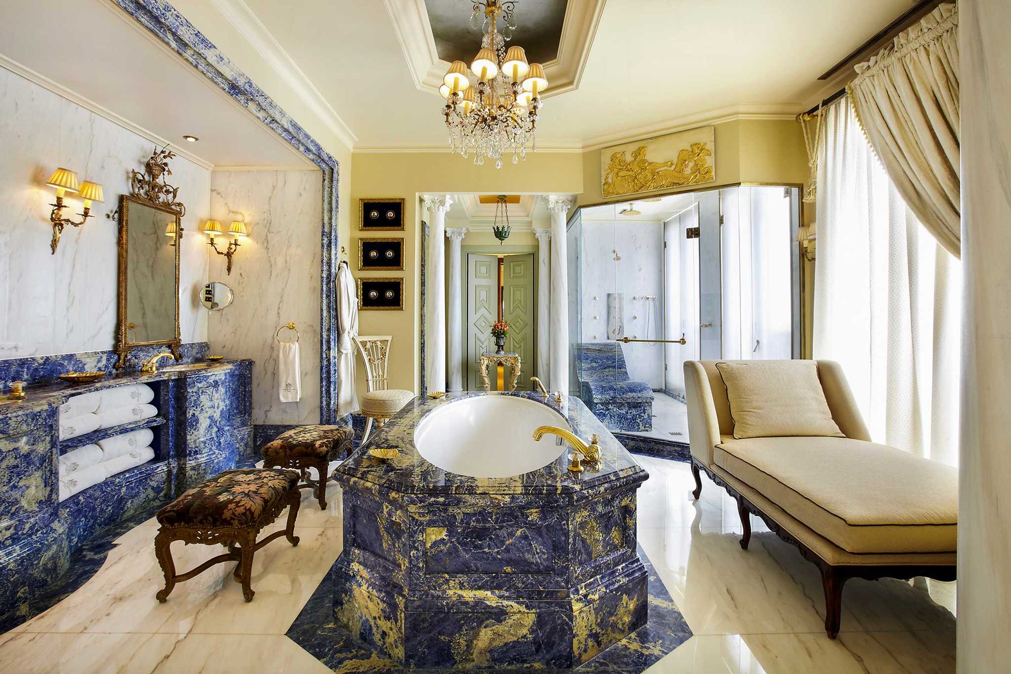 Baño de la suite real del Hotel Grande Bretagne en Atenas.