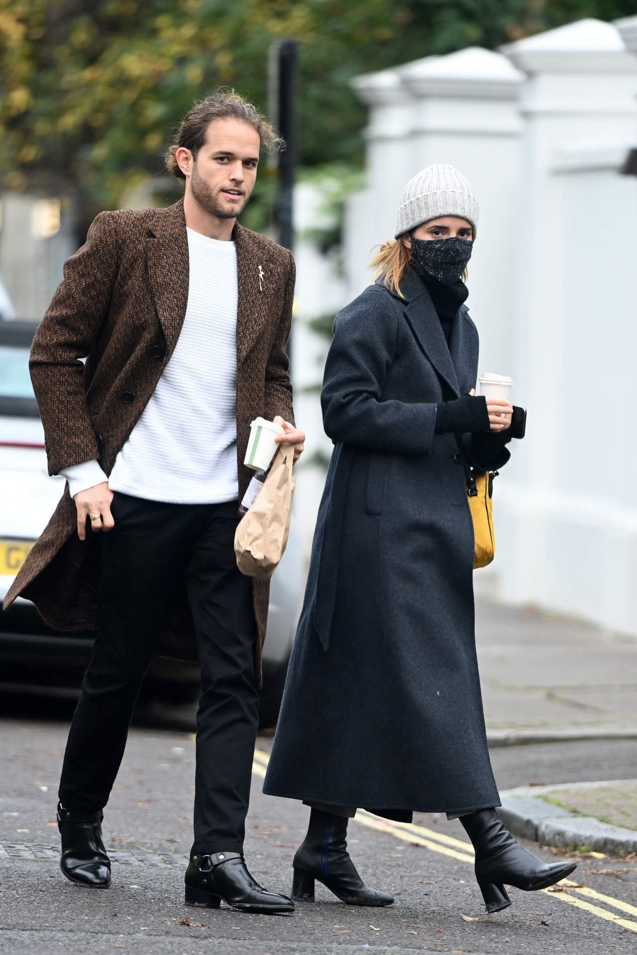 Emma Watson y su prometido, Leo Robinton, paseando por Londres.