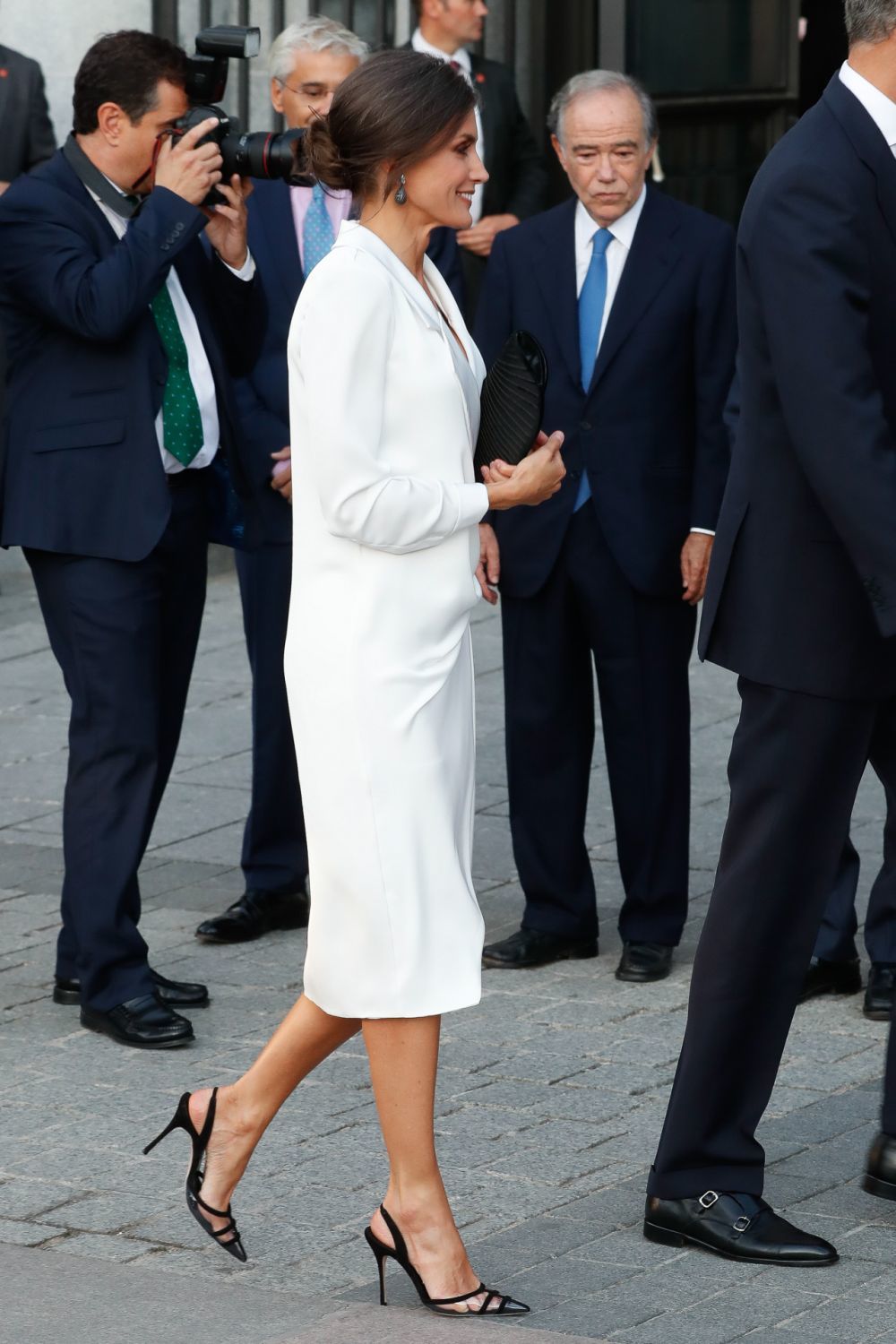 La reina Letizia con vestido blanco de Lola Li.